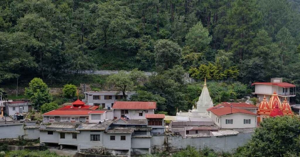 How to Reach Kainchi Dham from Lucknow by Bus