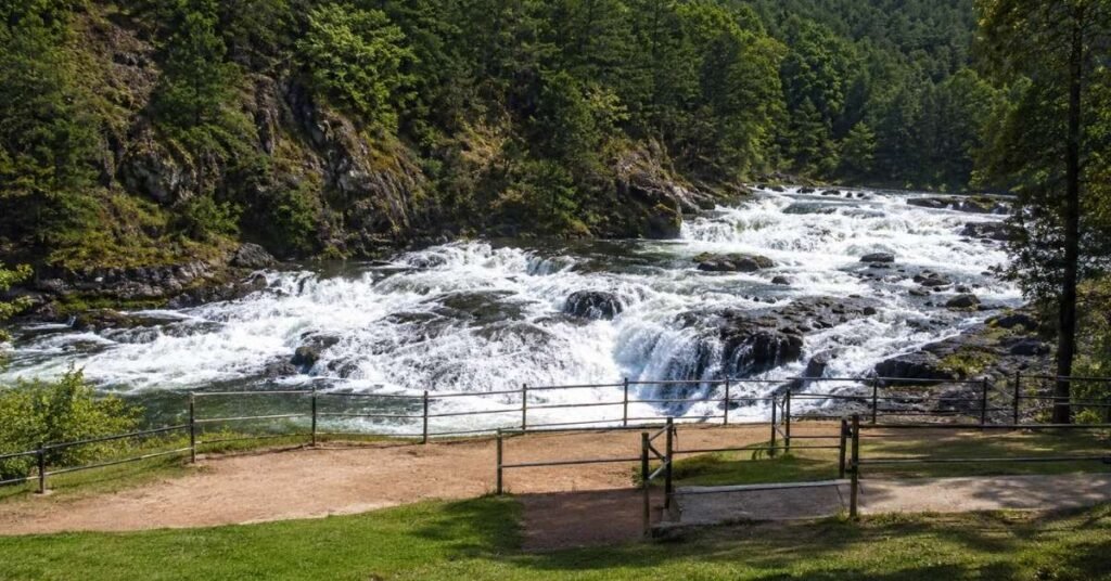 pykara waterfall in ooty